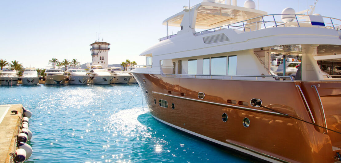 Eine Yacht in einem Hafen mit türkisfarbenen Wasser