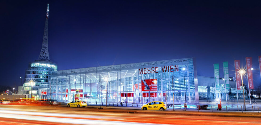 Das beleuchtete Gebäude der Messe Wien