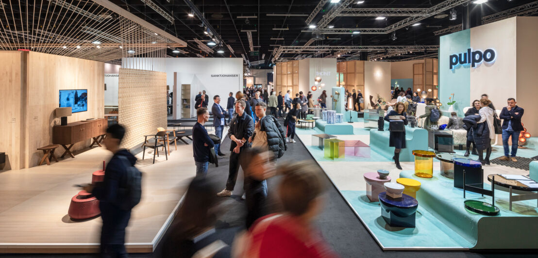 Besucher in der Messehalle der imm cologne