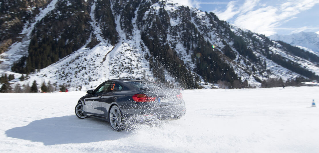 Ein Fahrzeug kurvt über eine Schneepiste im Pitztal