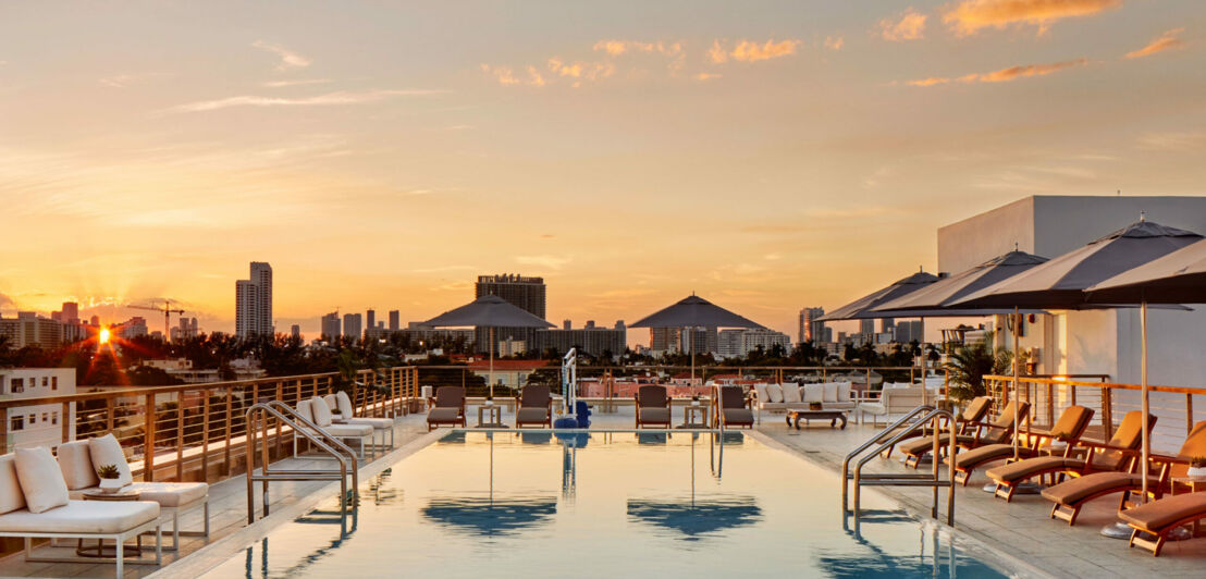 Der Rooftop-Pool des The Betsy am Abend.