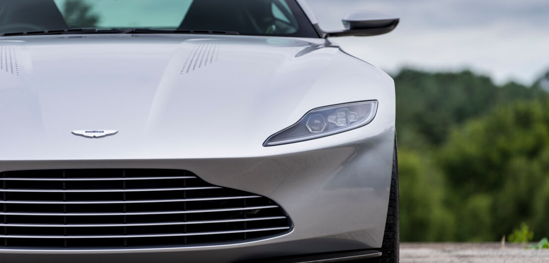 Ein Aston Martin DB10 von vorn.