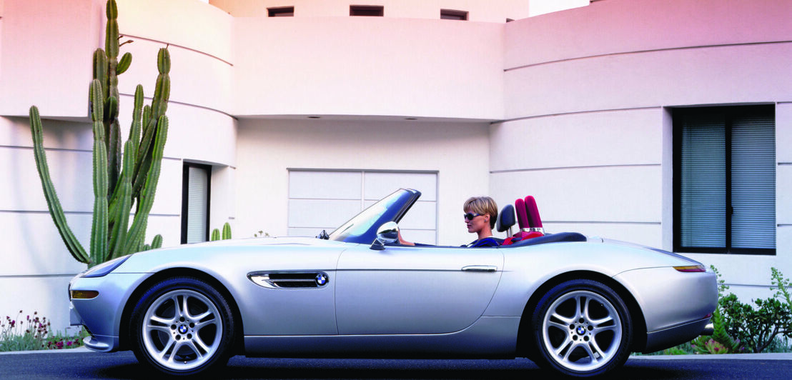 Ein silberner BMW Z8 vor einem modernen Haus.