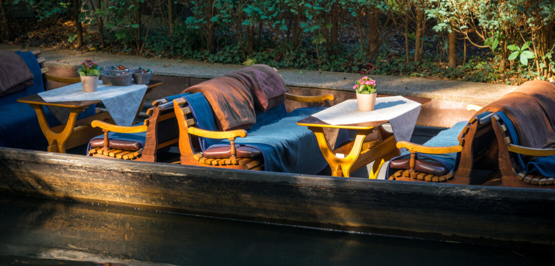 Kahn mit Bänken und Tischen im Spreewald