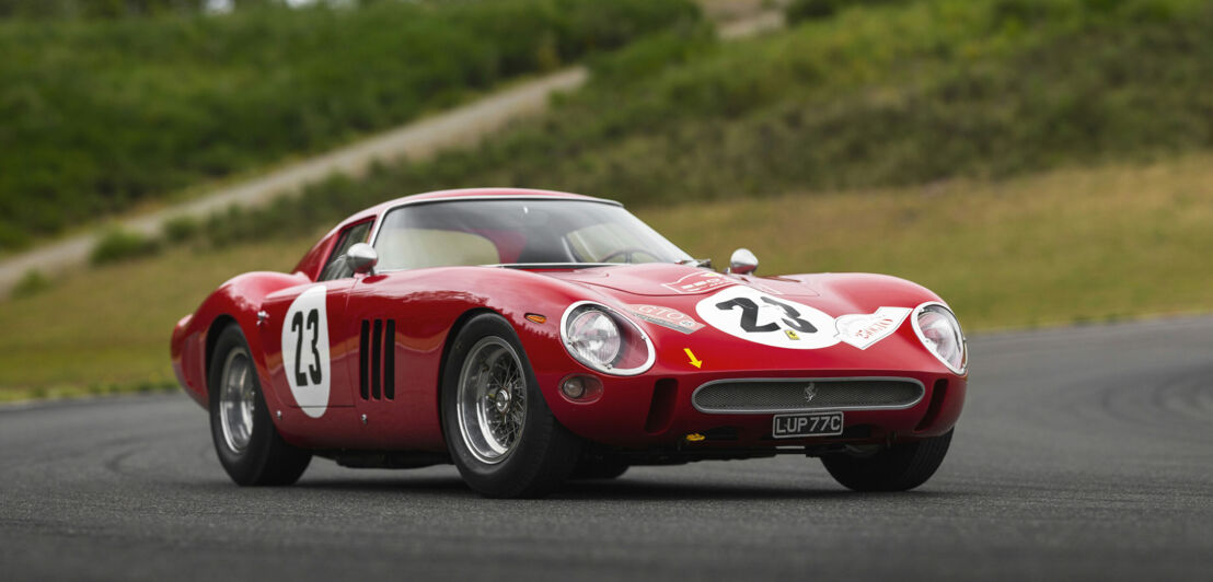 Ein roter Ferrari 250 GTO.