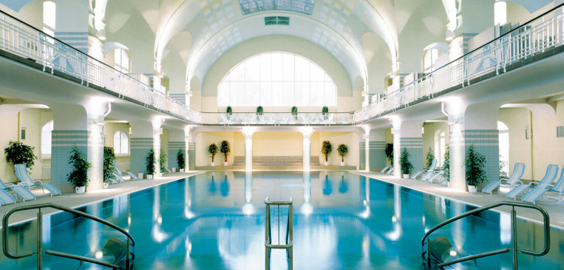 Innenraum einer Schwimmhalle im Jugendstil