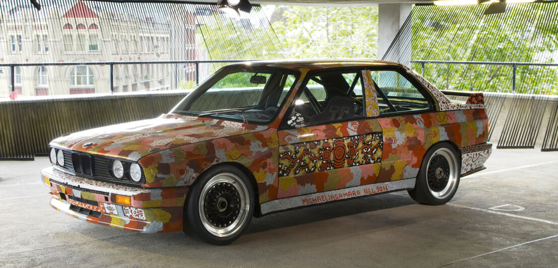 Ein buntes Auto in einem Parkhaus.