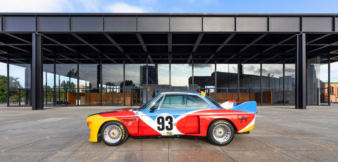 Ein buntes Auto vor der Neuen Nationalgalerie in Berlin