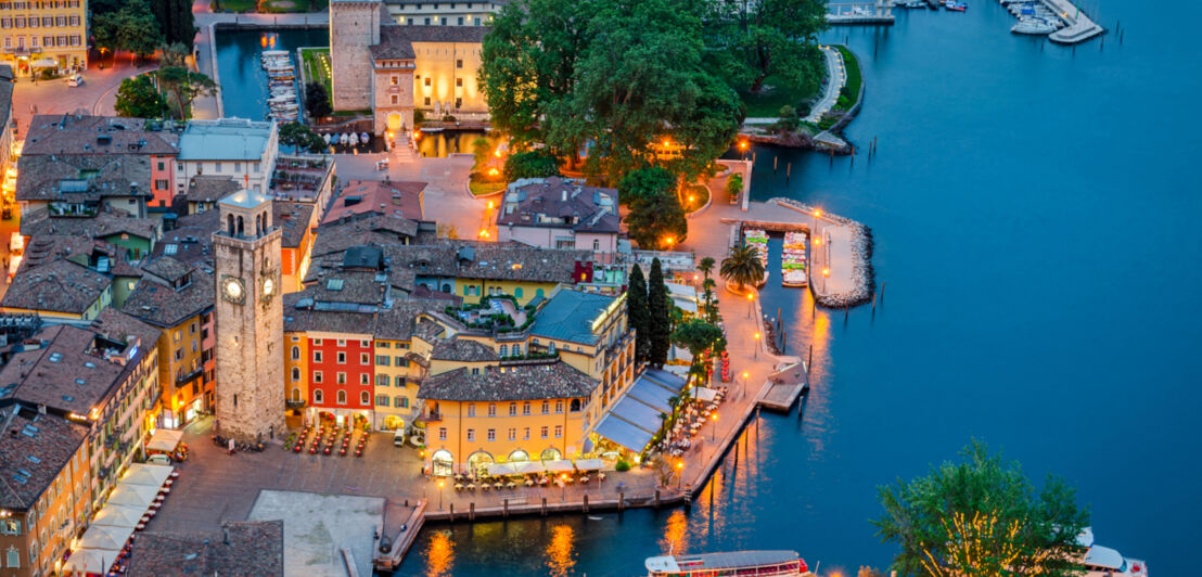 Die Stadt Riva del Garda im Abendlicht aus der Vogelperspektive