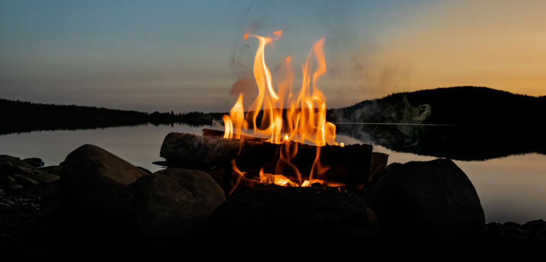 Ein Lagerfeuer im Halbdunkel