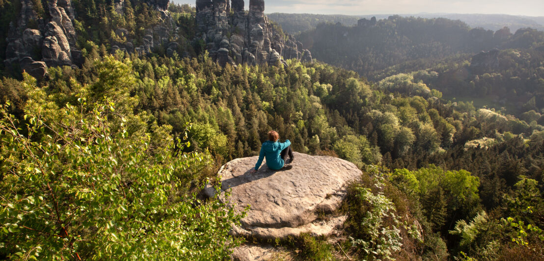 Eine Frau auf einem Felsen