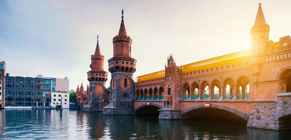 Die Oberbaumbrücke in Berlin