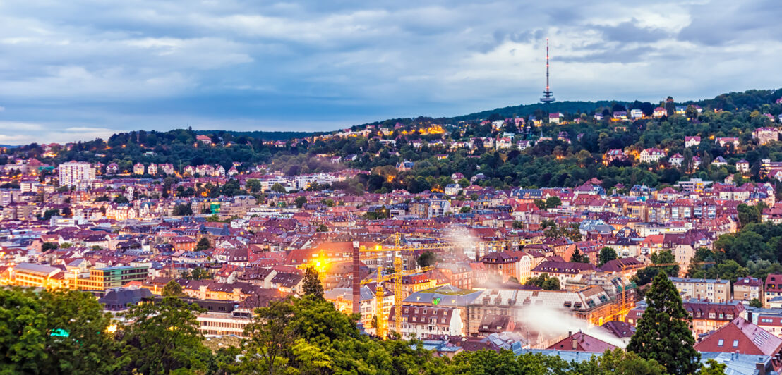 Blick auf Stuttgart von oben bei Sonnenuntergang.