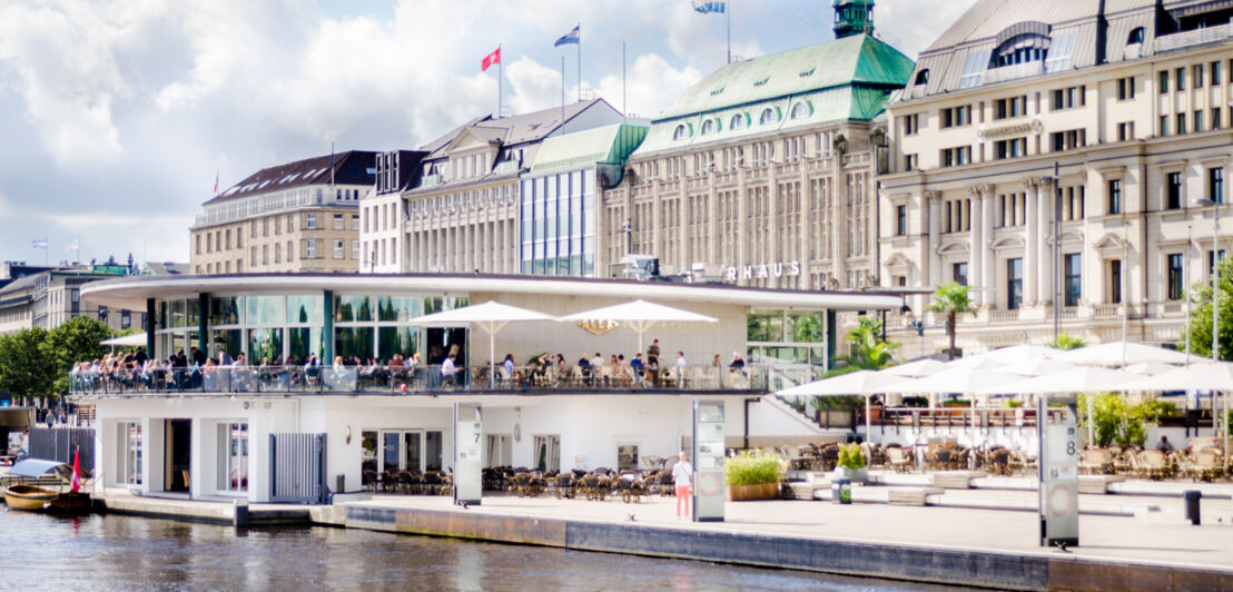 Das Café Alex im Alsterpavillon vom Wasser aus fotografiert.