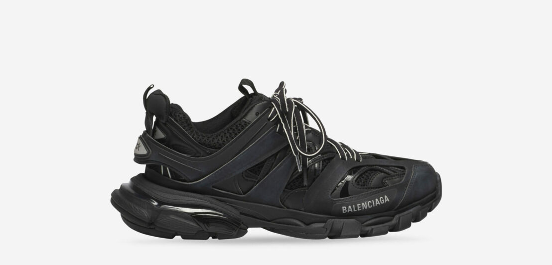 Ein schwarzer Turnschuh von Balenciaga.