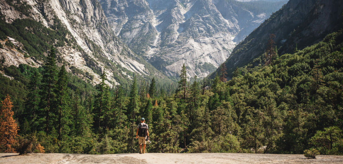 Ein Mann mit Rucksack wandert im Kings Canyon National Park.