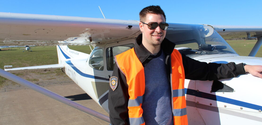 Pilot Jonas vor seinem Fluggerät, der Cessna 172.