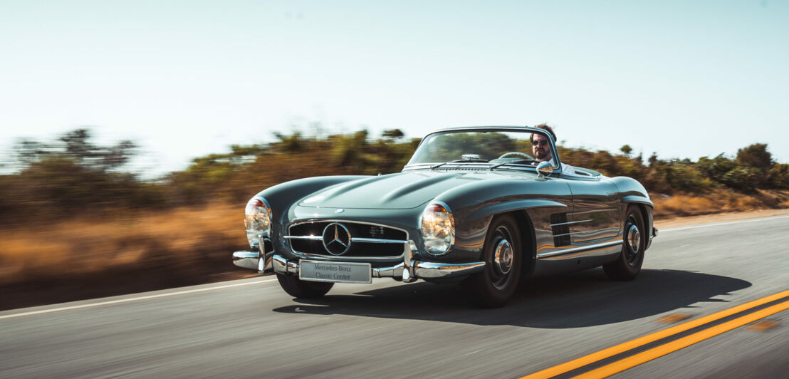 Mercedes-Benz 300SL auf einer Straße.