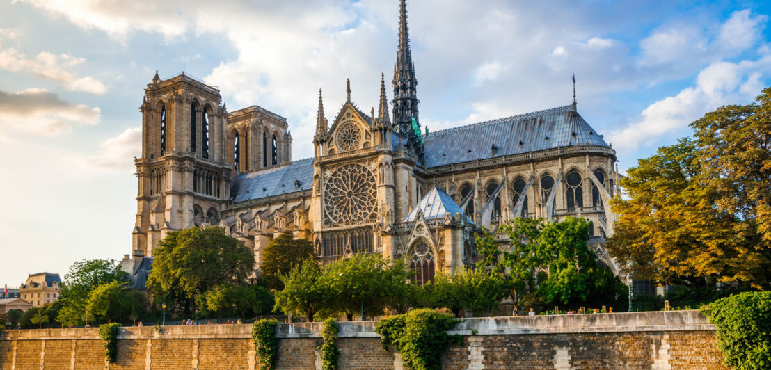 Die historische Kathedrale Notre-Dame bei Sonnenuntergang.