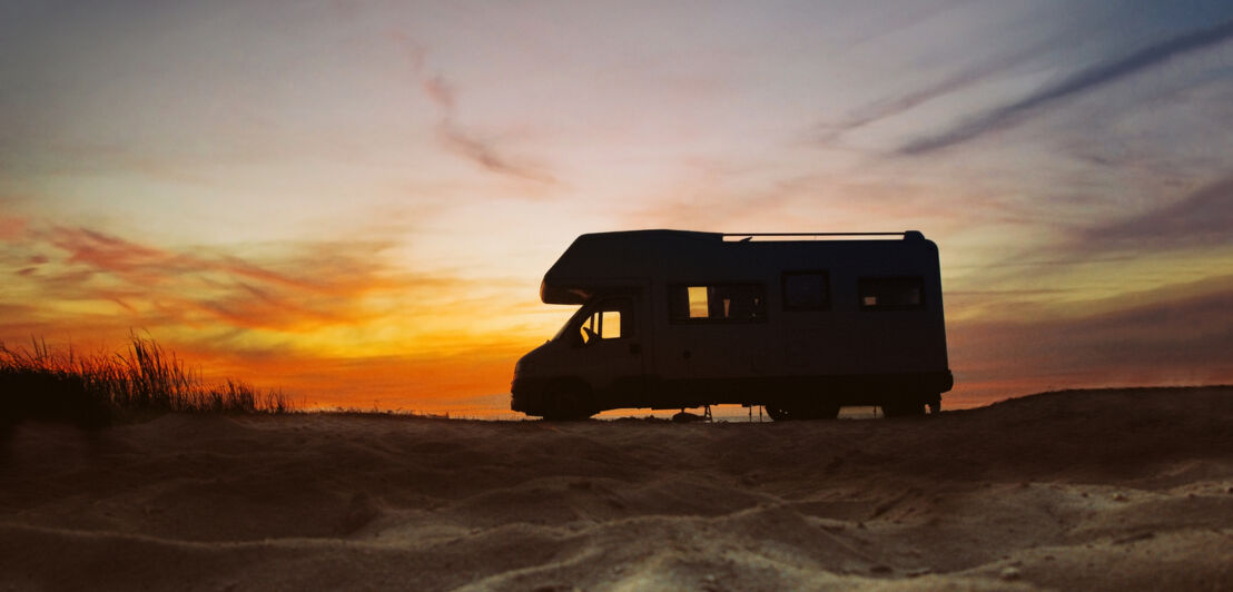 Ein Camper im Sonnenuntergang