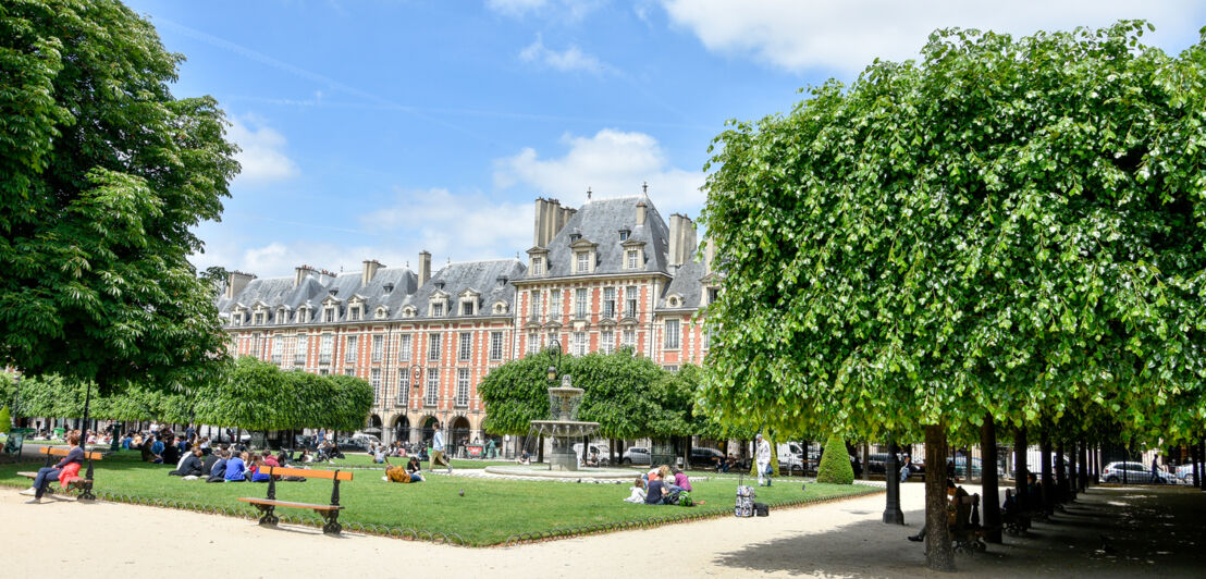 Der Place des Vosges in Paris bei sonnigem Wetter.