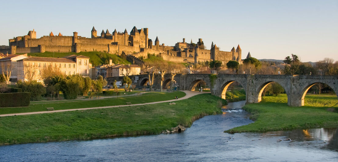 Die Festungsstadt Carcassonne in der Abendsonne.