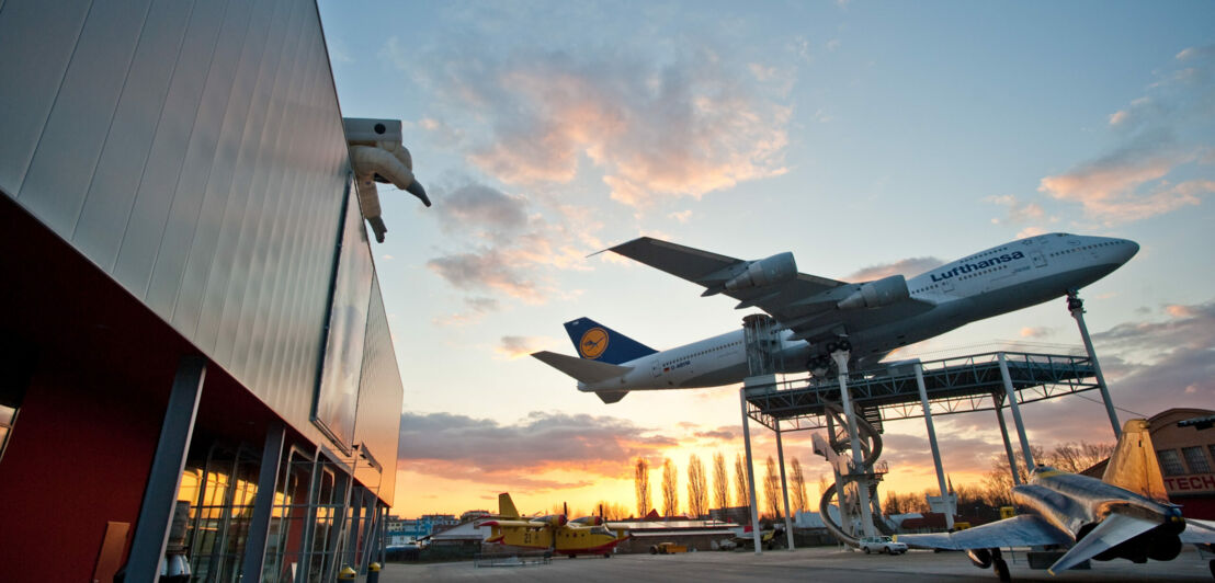 Eine Boeing 747 mit einem Plateau zum Besichtigen im Technik Museum Speyer.