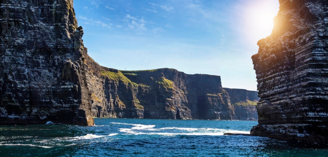 Panorama der Klippen von Moher mit Meer im Vordergrund