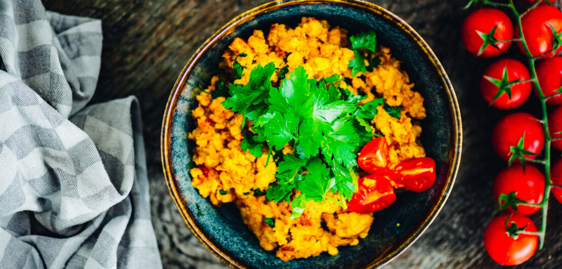 Veganes Tofu-Scramble mit frischen Tomaten und Petersilie.