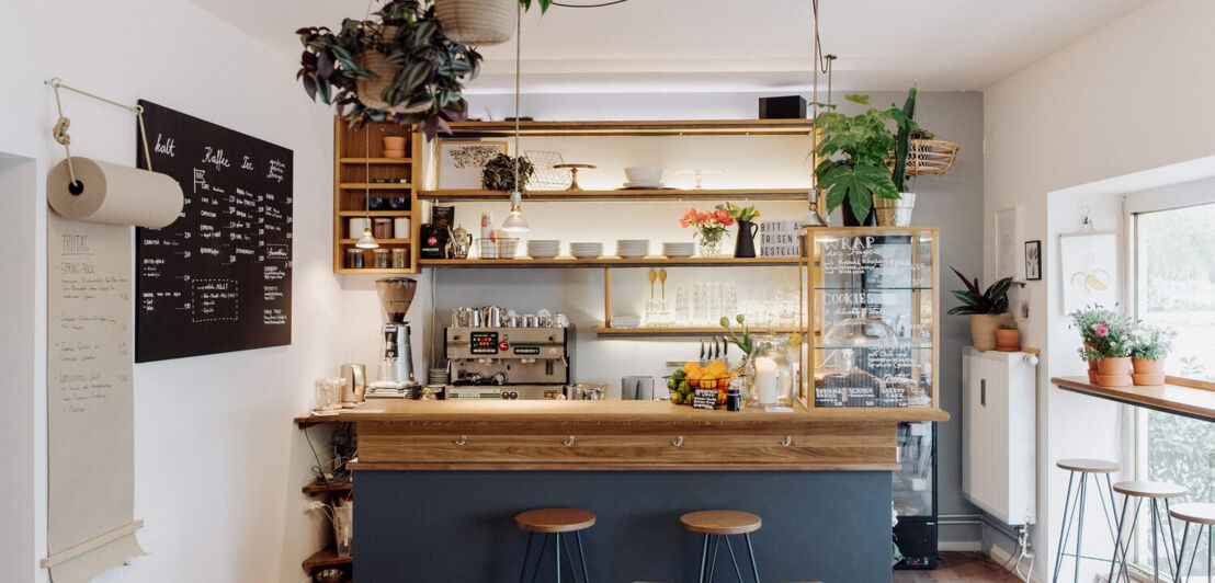 Tresen im Café Happenpappen in Hamburg.