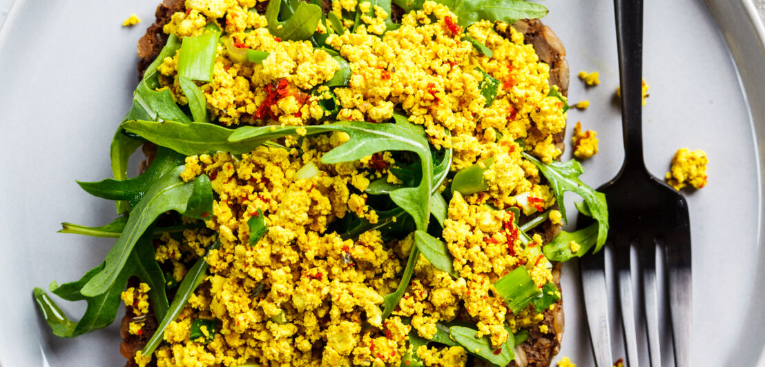 Scrambled Tofu auf einer Scheibe Toast.