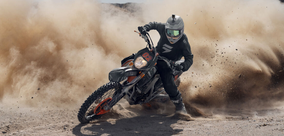 Ein Mann auf einem Crossmotorrad trägt einen Helm mit Actioncamera.