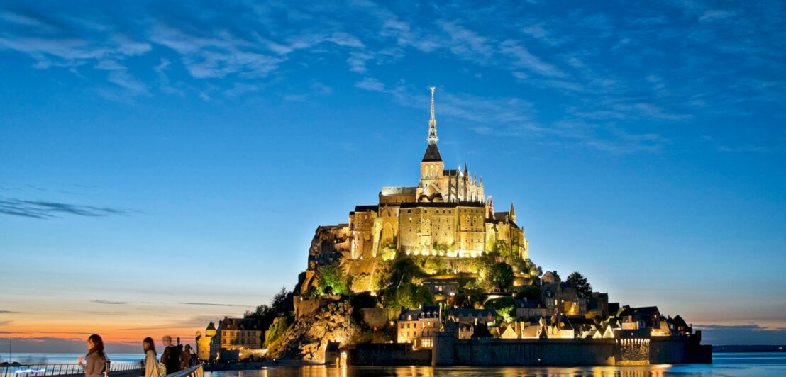 Mont-Saint-Michel, eine alte Benediktiner-Abtei, ragt wie eine Insel aus dem Meer.