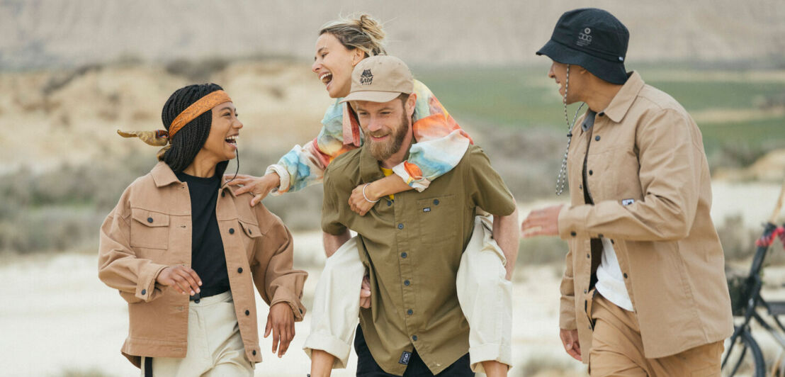 Eine Gruppe junger Menschen an einem Strand.