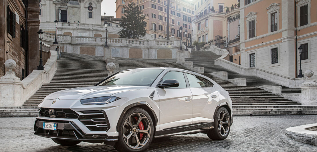 Ein weißer Lamborghini vor der Spanischen Treppe in Rom