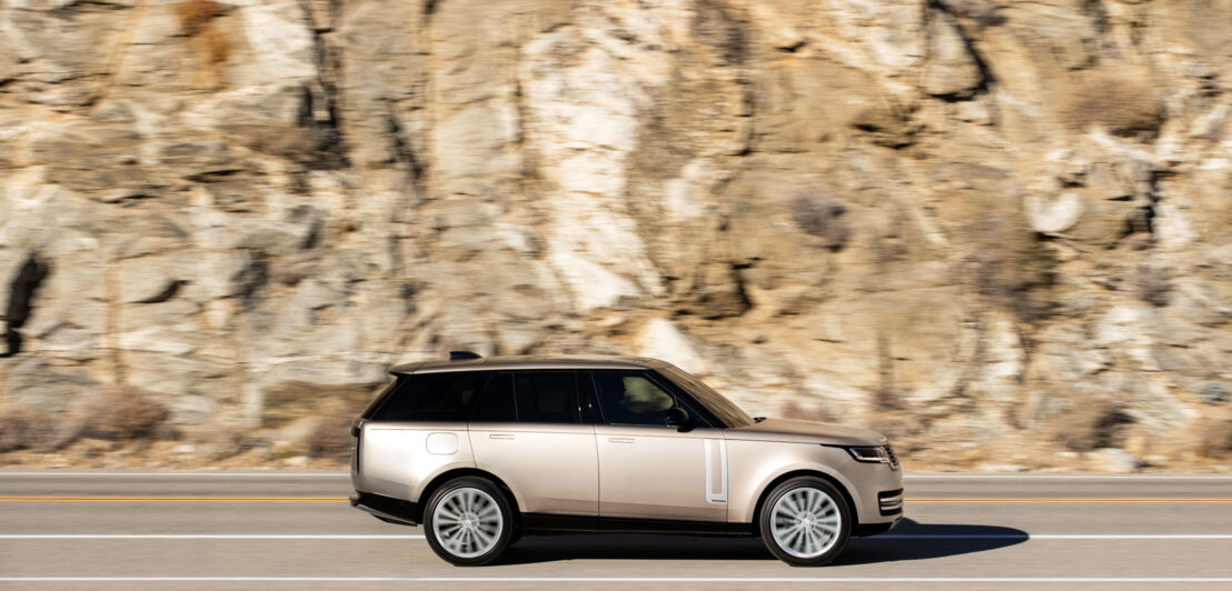 Ein Range Rover vor einer Felswand