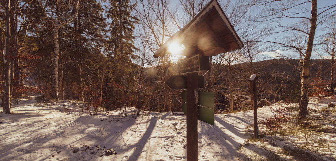 Ein Wegweiser im Winter