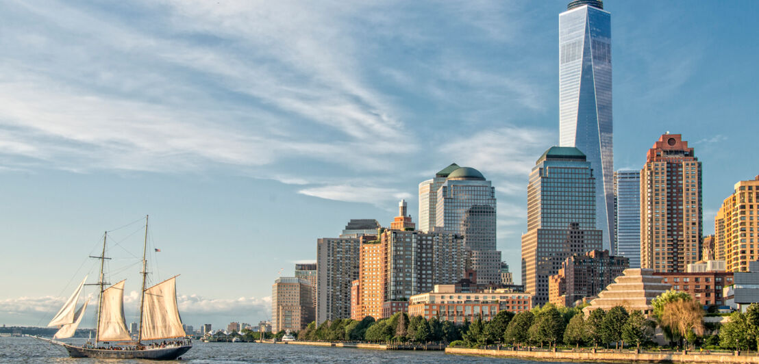 Blick auf den Battery Park vom Wasser