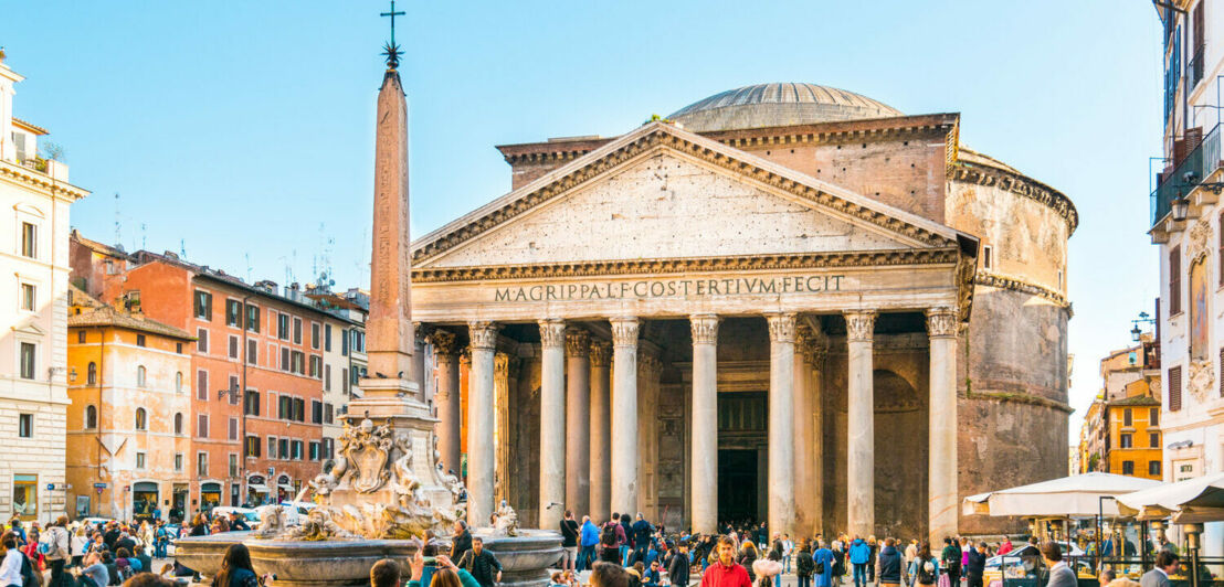 Blick auf das Pantheon in Rom und den Obelisken auf der Piazza della Rotonda