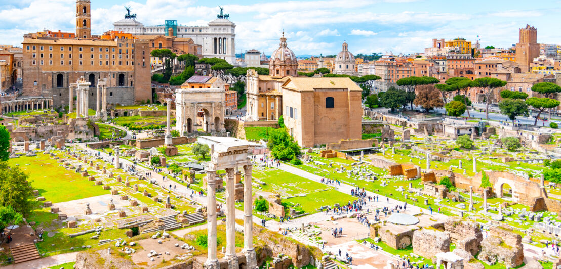 Blick von oben auf die Ruinen des Forum Romanum.