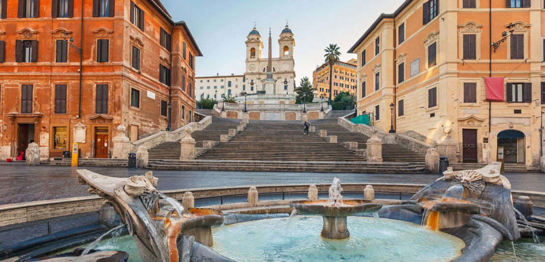 Blick auf die Spanische Treppe mit dem bekannten Brunnen auf dem spanischen Platz.