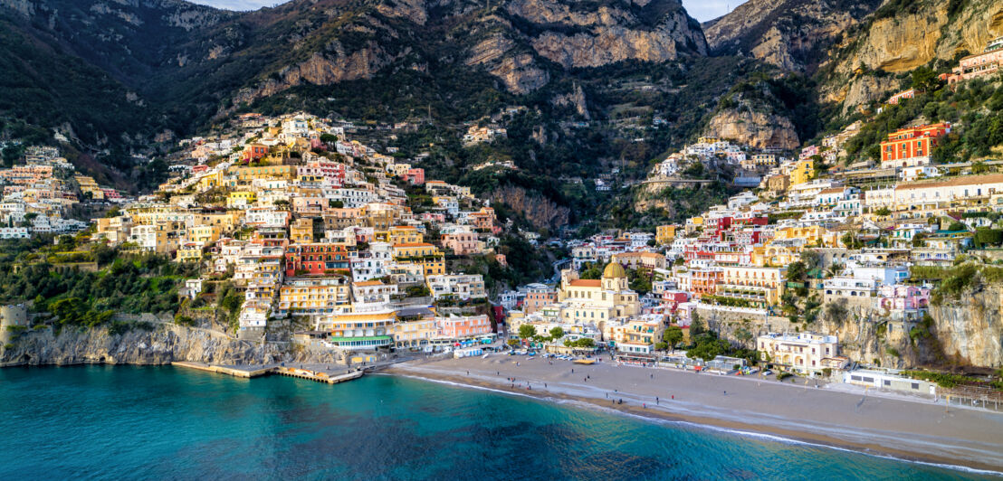 Luftaufnahme von dem Ort Positano mit Blick auf die bunten Häuser.