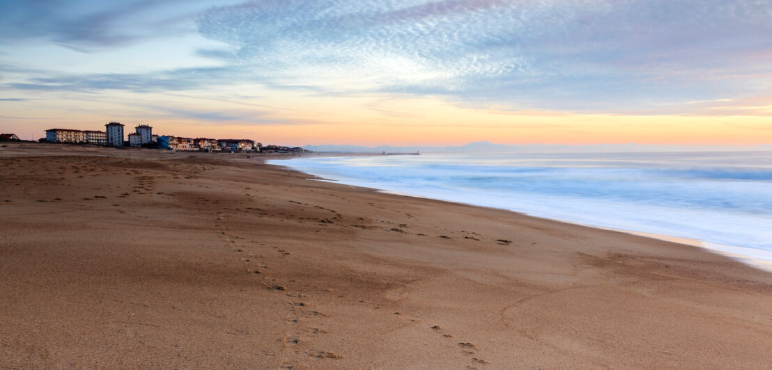 Weitläufiger Sandstrand im Sonnenuntergang