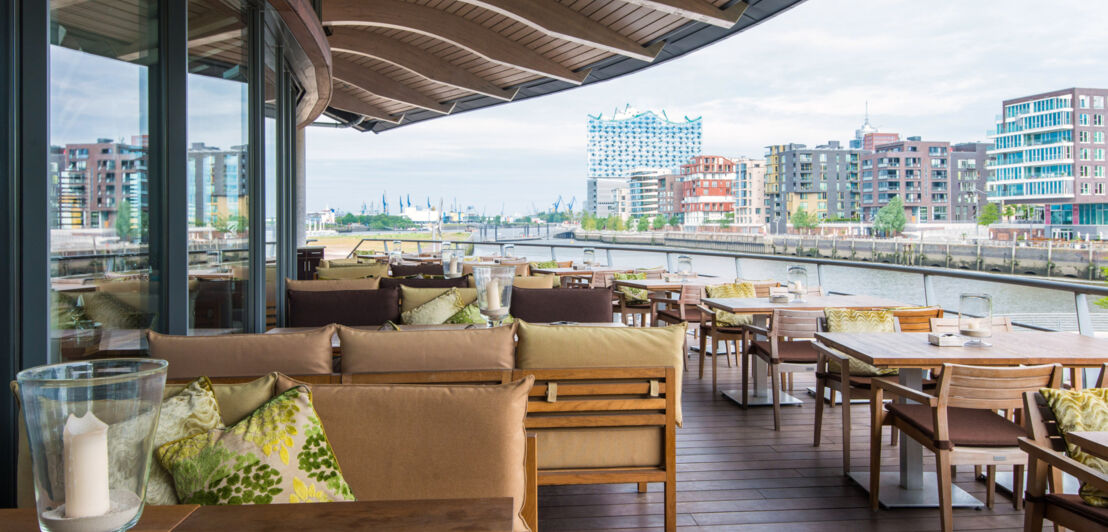 Blick von der Außenterrasse eines Restaurants auf die Hamburger Elbphilharmonie