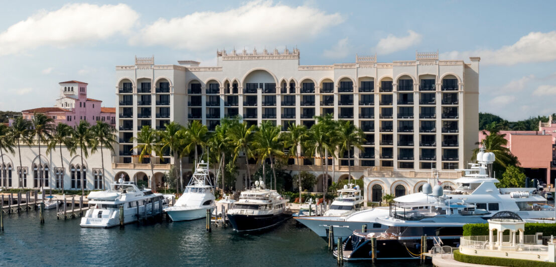 Yachten vor einem großen Hotel