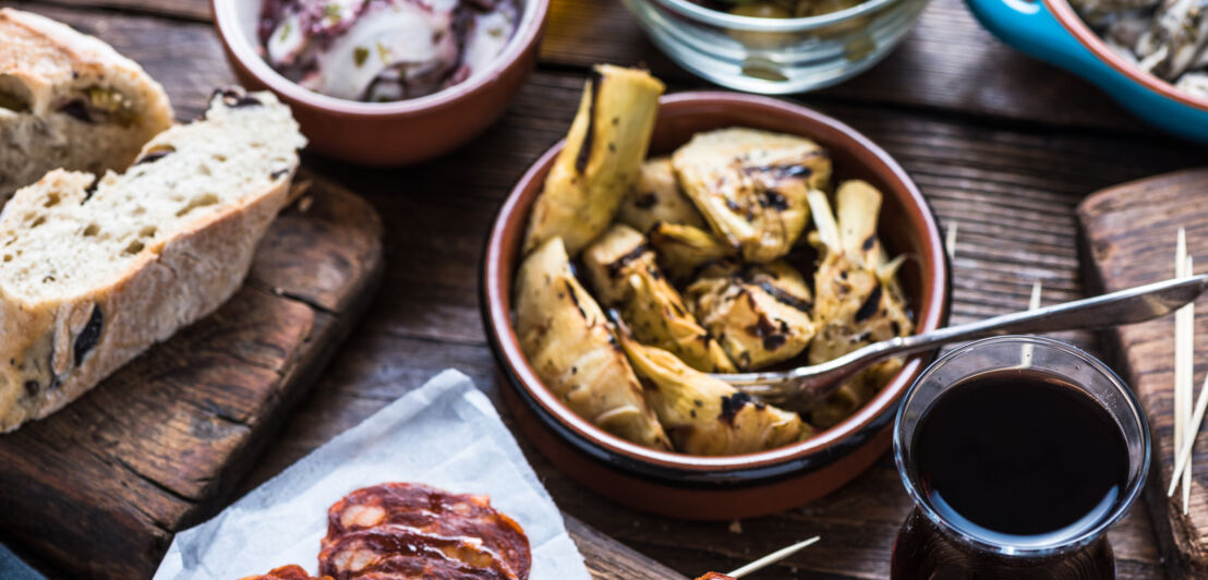 Spanische Tapas in kleinen Schälchen