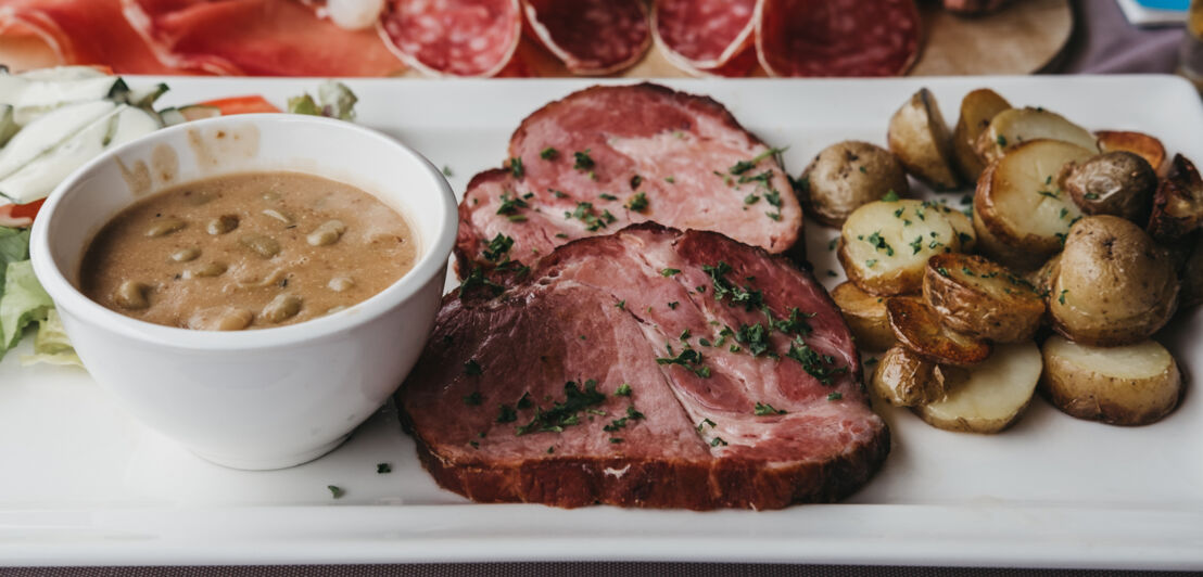 Ein traditionelles Gericht aus Luxemburg mit weißen Bohnen, Schweinefleisch und Kartoffeln.