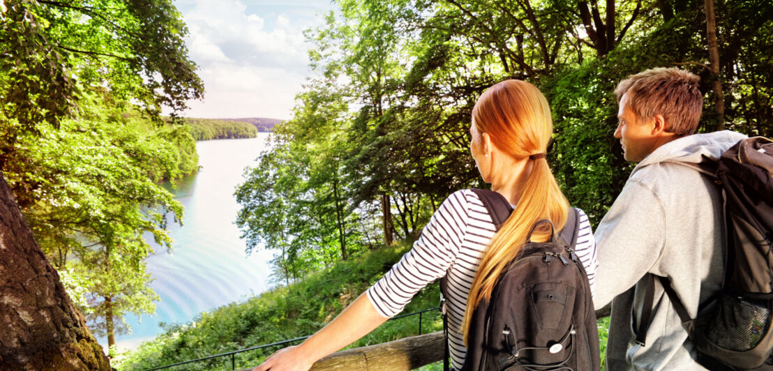 Ein Mann und eine Frau blicken auf einen See