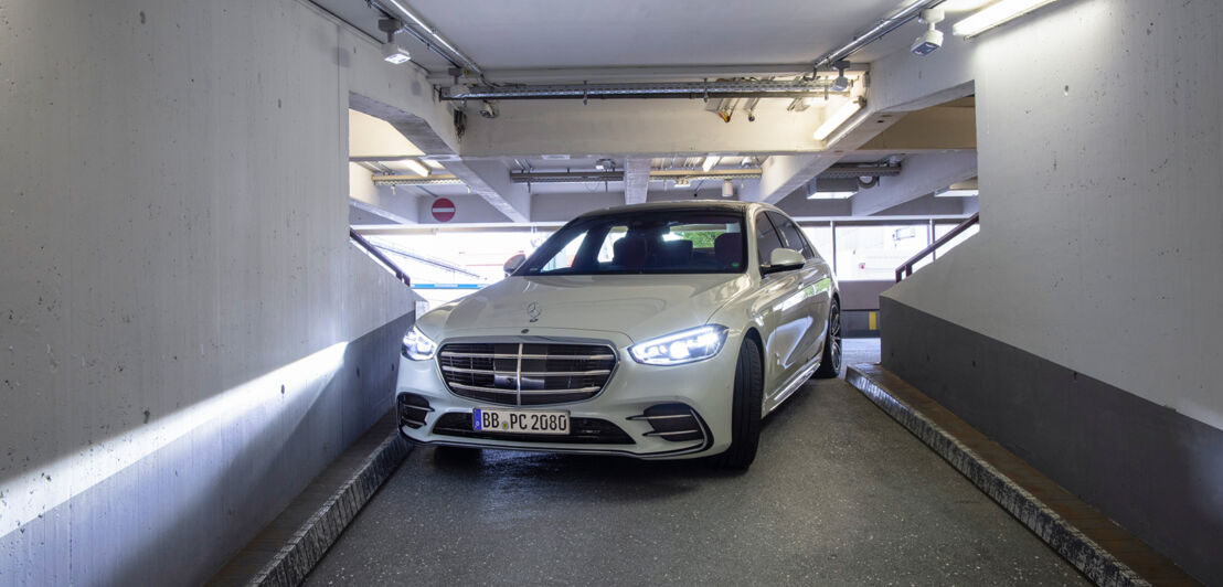 Neue S-Klasse beim Ebenenwechsel im Parkhaus 6 am Flughafen Stuttgart