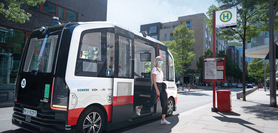 Ein HEAT-Bus in Hamburg an einer Haltestelle